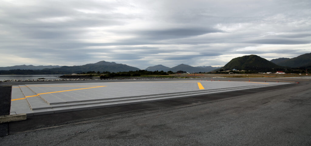 If a plane overruns or undershoots a runway, the lightweight concrete in the EMAS bed will crush beneath the plane’s weight and bring it to a stop. The plane is then towed out and only the affected blocks must be replaced.