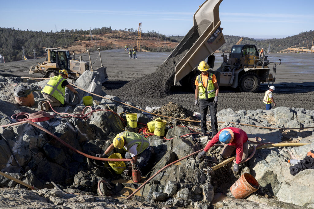 Workers perform final foundation cleaning before placing RCC in the middle chute.