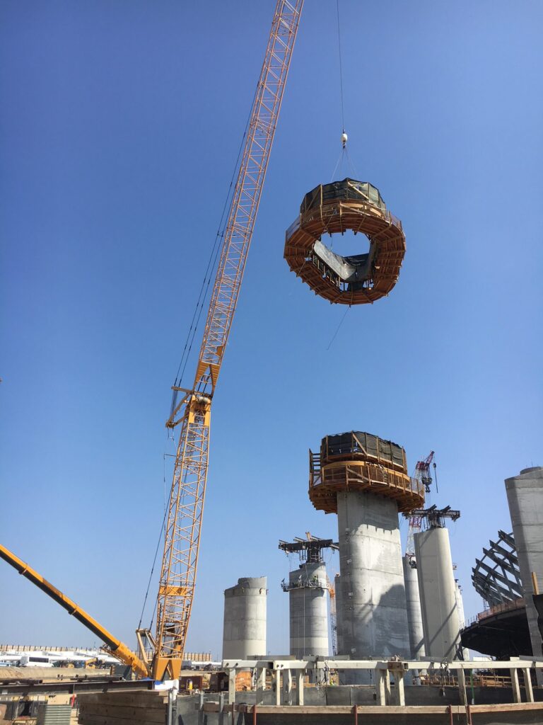 The Kiewit team used post-tensioned, precast segments to construct 38 columns that will provide the flexibility required for the L.A. Stadium to withstand up to a 9.0 magnitude earthquake. 