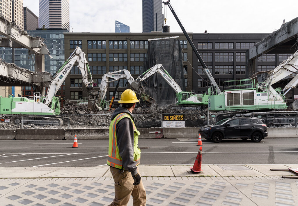 Specially designed excavators with universal processor attachments were used to break down bigger portions of the bridge while the more delicate work was handled by sawcutting and picking.