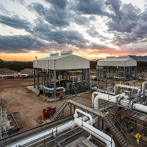 Imagen de una estación de compresión al atardecer