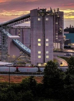 Una instalación totalmente construida y operativa bajo un atardecer