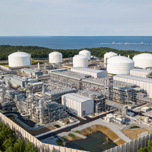 Imagen de una gran instalación de exportación de GNL con tanques de almacenamiento