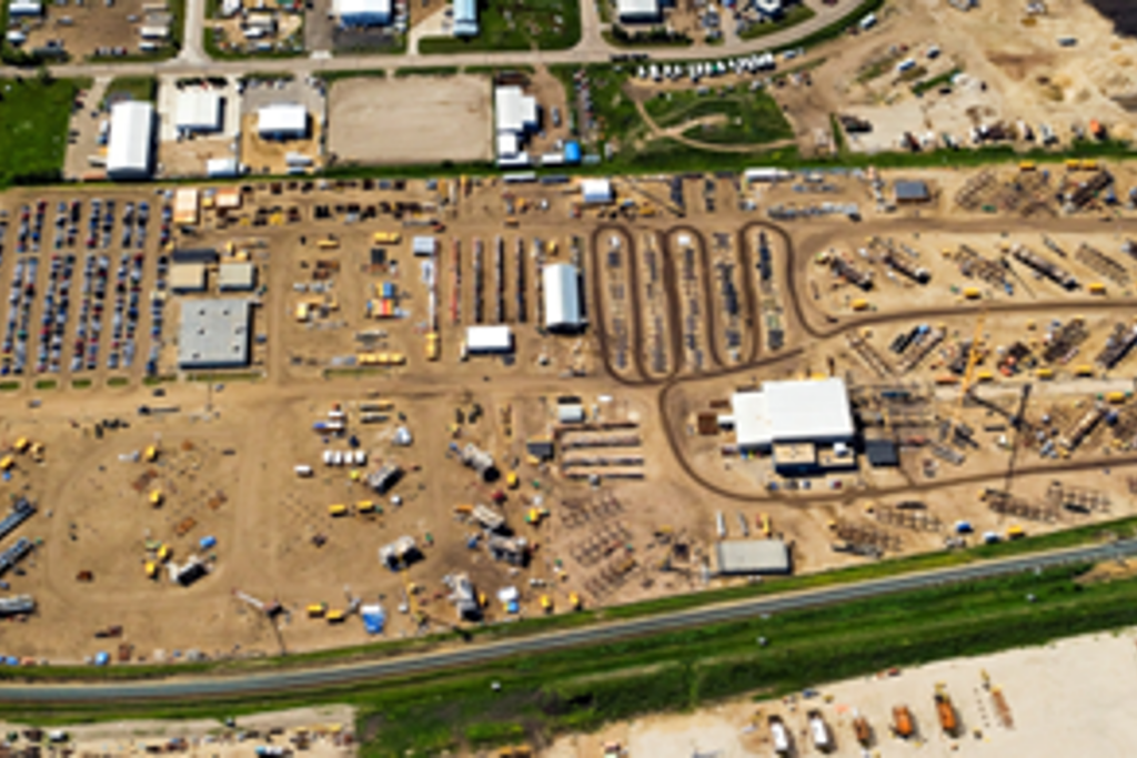 Image aérienne d’un grand chantier de fabrication comprenant de multiples éléments disposés de manière ordonnée sur le chantier