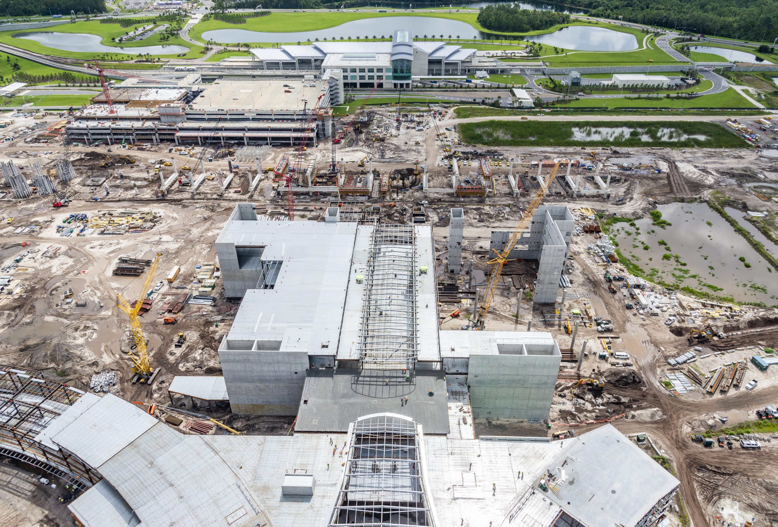 Kiewit shared the project worksite with more than 90 contractors and subcontractors, making daily coordination critical to meeting access and space needs. All parties worked together to ensure everyone had safe access to their parts of the program. 