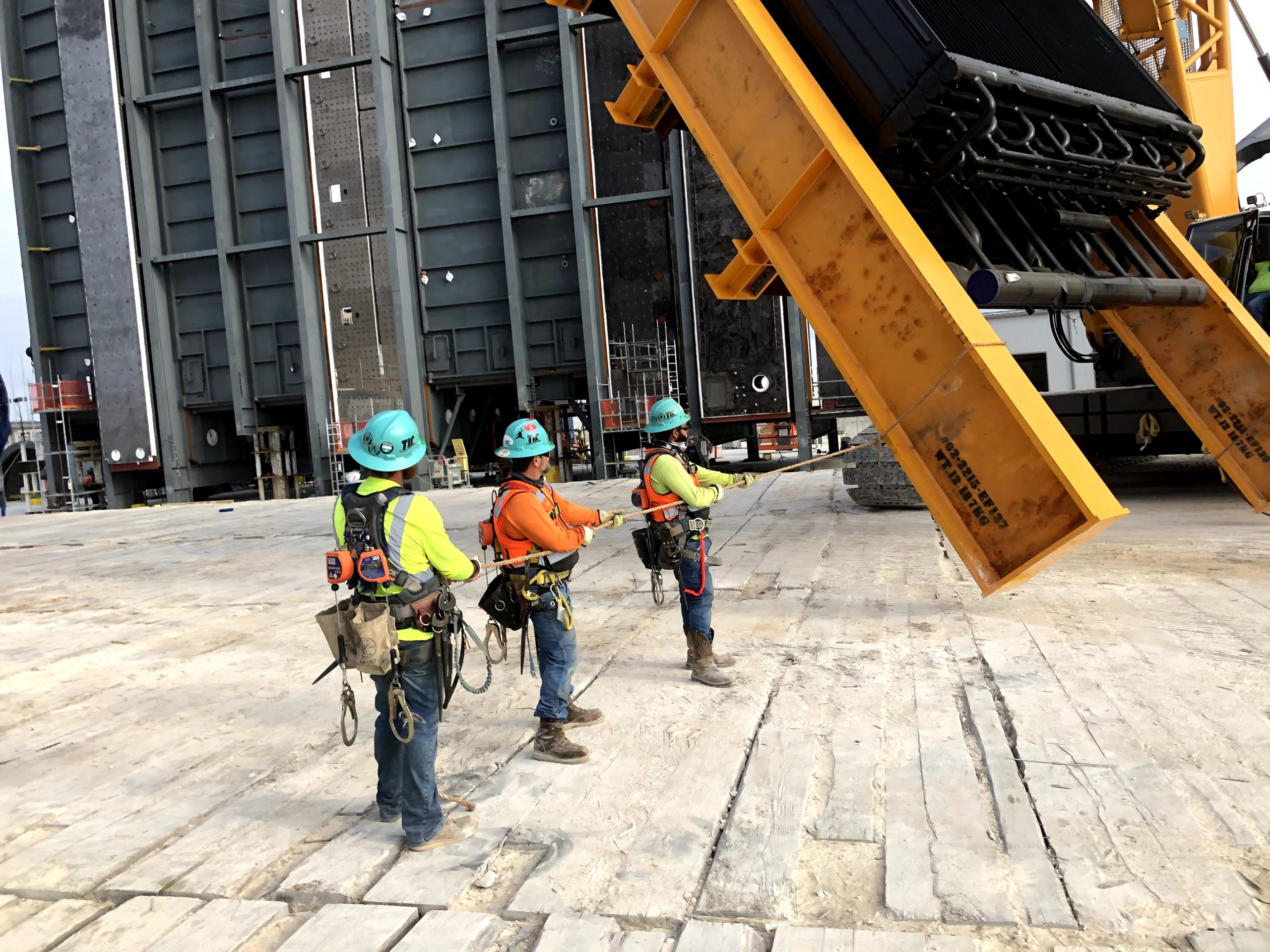 In total, the team carefully assembled and placed approximately 8,700 tons of equipment, including the turbines, generators, steam drums, transformers and HRSG modules.