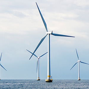 Imagen de aerogeneradores marinos en el océano