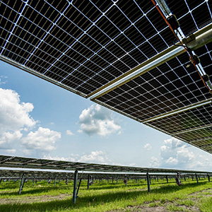 Imagen de paneles solares con cielo azul de fondo