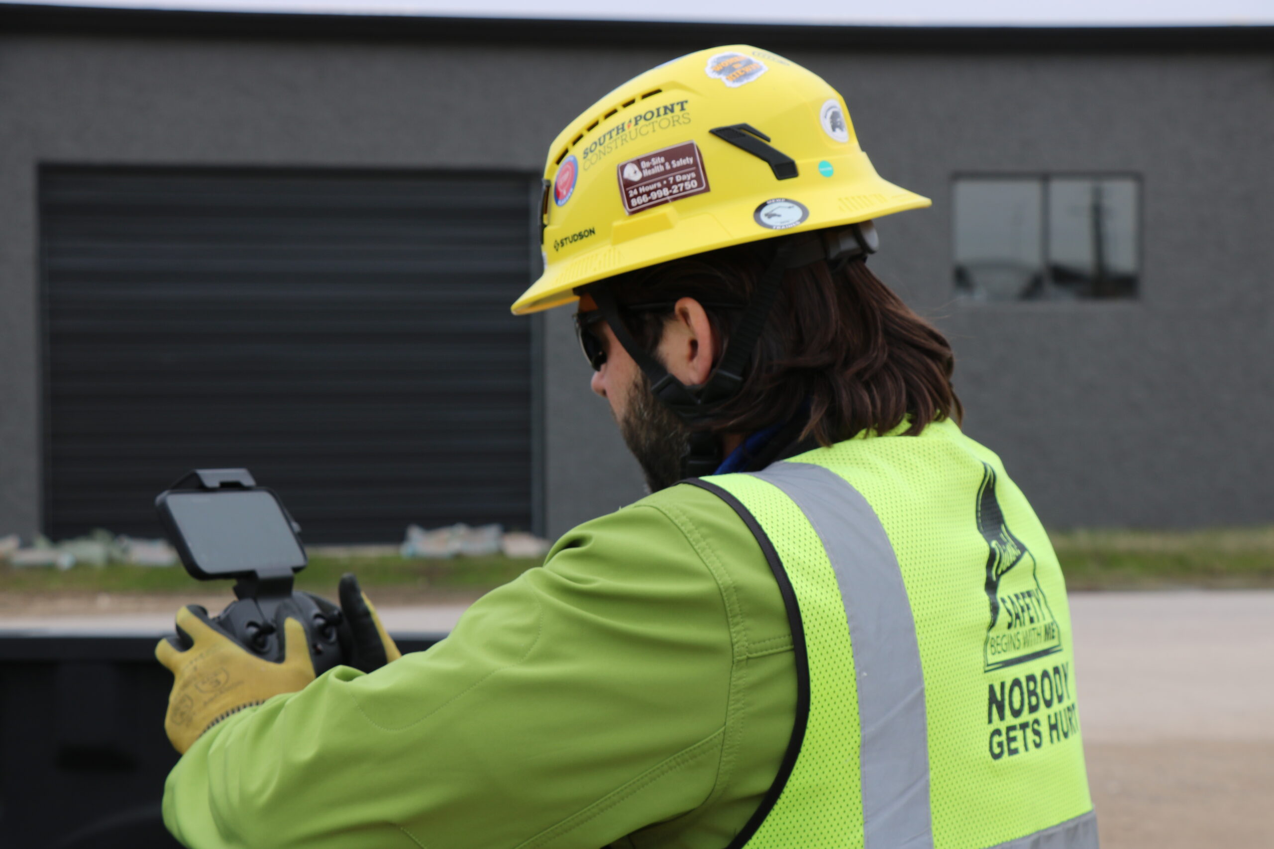 Un opérateur de drone contrôle l’appareil depuis le sol, capte ainsi de la vidéo et génère des milliers d’images fixes par minute.