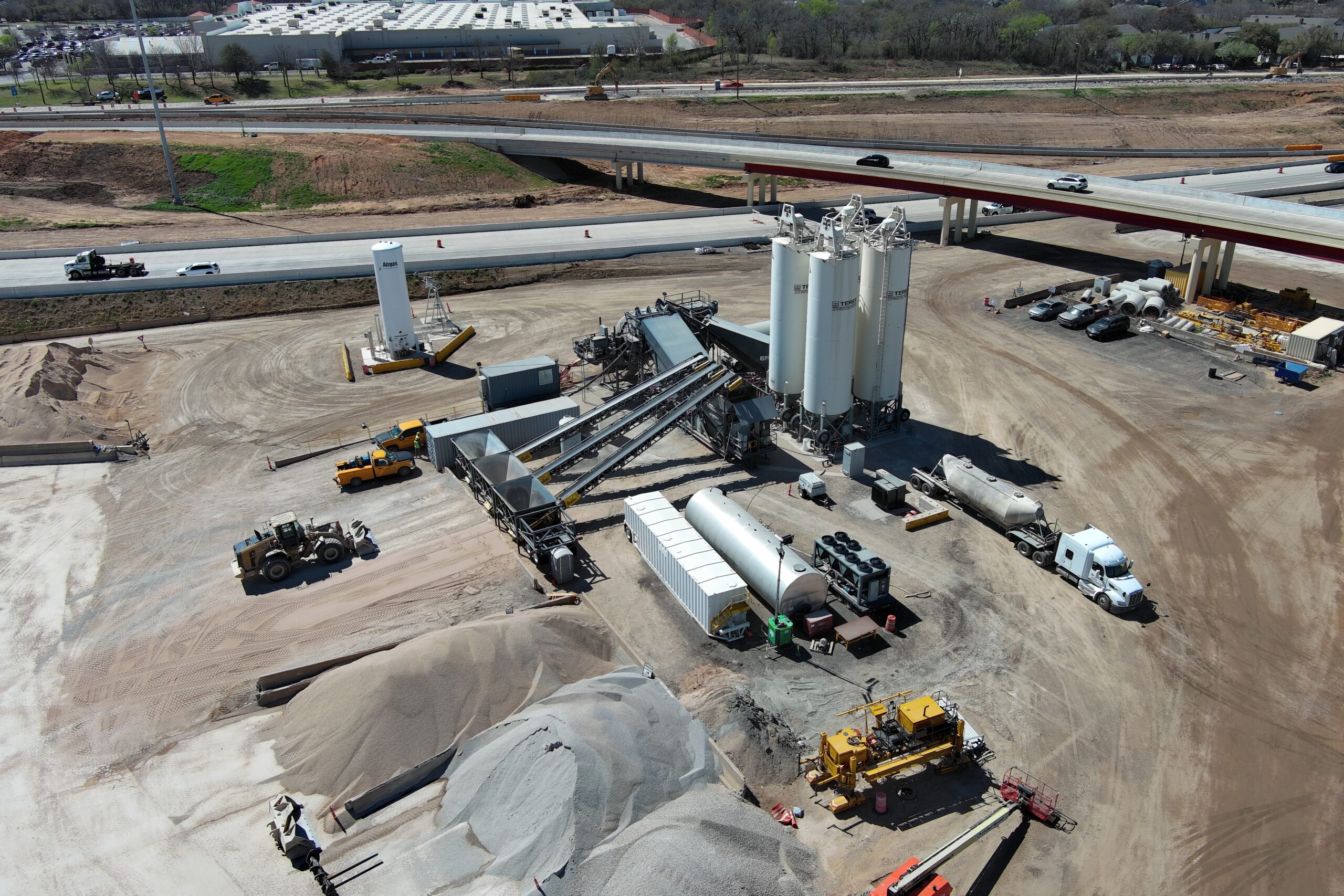 La vue plongeante à 30 mètres offerte par le drone sur le projet constitue un point d’observation idéal pour repérer les problèmes de sécurité potentiels et suivre l’avancement du chantier.