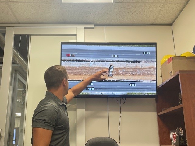 Les surintendants passent en revue les séquences et les images avec les équipes, ce qui permet d’apporter des corrections et des ajustements en temps réel qui contribuent à sauver des vies.