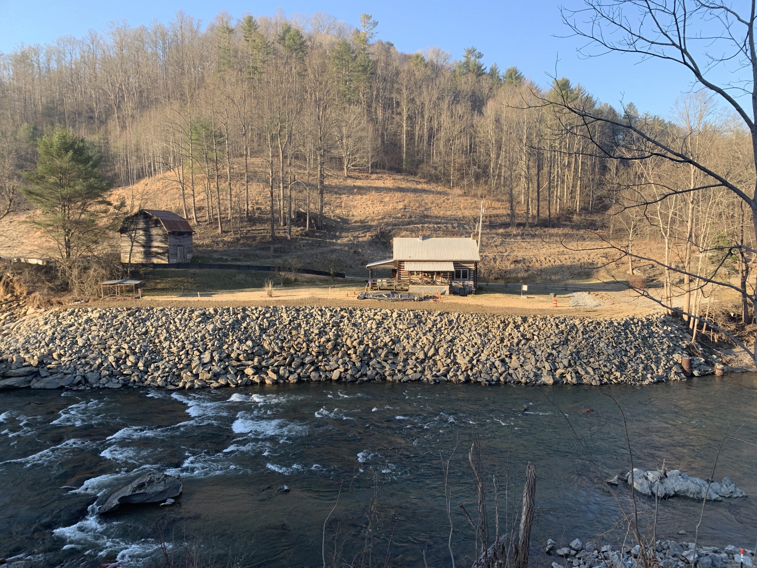 La misma propiedad vecina tras los esfuerzos de restauración del equipo de Kiewit.