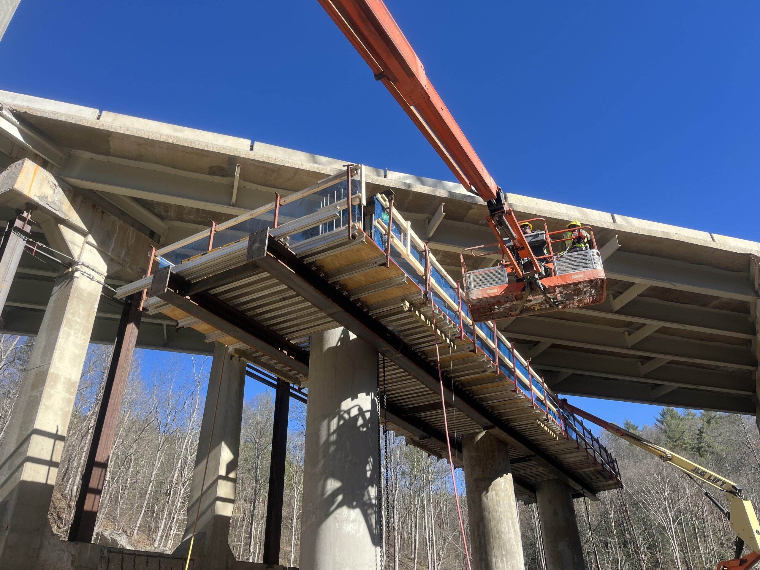 Empleados de Kiewit montan un plafón para una de las nuevas tapas de la subestructura del puente 142 sobre el río Pigeon. El puente de tres tramos mide unos 50 pies de alto, 364 pies de largo y 81 pies de ancho. La subestructura está diseñada para soportar vigas en I Florida de 63 pulgadas que pesan hasta 71 toneladas.