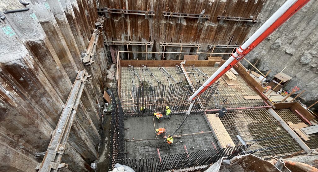 El primer paso en la construcción de los edificios de la estación de bombeo consistió en preparar los cimientos. Aquí, el equipo de concreto coloca el concreto para una sección del edificio de Ballona Creek. Los cimientos se cubrieron con una barrera de vapor y se reforzaron con barras de refuerzo y cimbrados de concreto, lo que garantizó la estabilidad a largo plazo, impidió la filtración de aguas subterráneas y mantuvo la integridad del edificio.