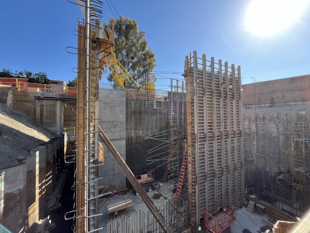No es poca cosa construir muros de concreto de 50 pies. Esta foto del avance en Ballona Creek, tomada cuando se había completado alrededor del 15%, muestra dos esquinas del edificio que se están vertiendo mientras las cuadrillas levantan las dos secciones de muro siguientes. Mantener el ritmo de vertido previsto era vital para evitar fallos en el cimbrado.