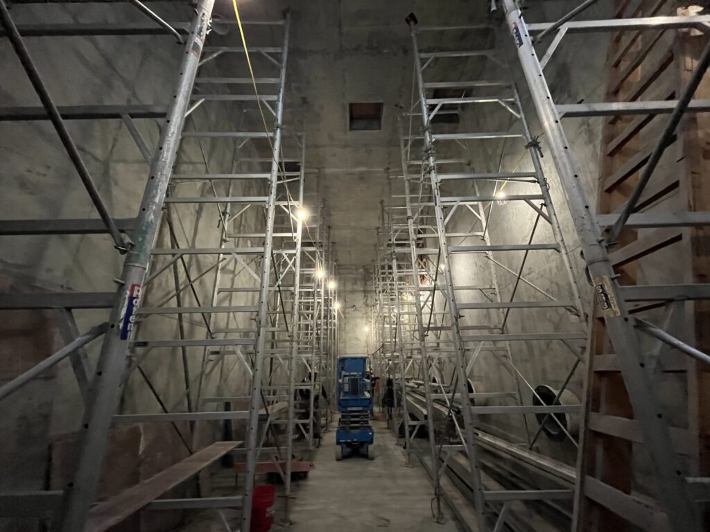 Se utilizaron torres de obra falsa para sostener una cubierta en el interior del pozo húmedo de la estación de bombeo de Ballona Creek. El pozo húmedo es donde se recogen todas las aguas pluviales de escorrentía de Ballona Creek antes de ser bombeadas a través del sistema de desinfección por ozono.