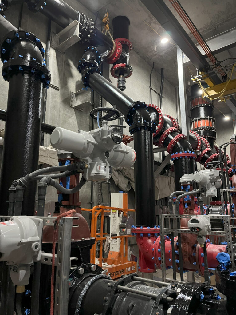 En las instalaciones de Ballona Creek, las bombas extraen el agua del pozo húmedo y la distribuyen a través de dos vías de flujo separadas. Un colector dirige el agua verticalmente a través del tejado hasta el sistema de desinfección por ozono, mientras que el otro dirige el caudal a la planta de regeneración de agua de Hyperion a través de una línea de derivación.