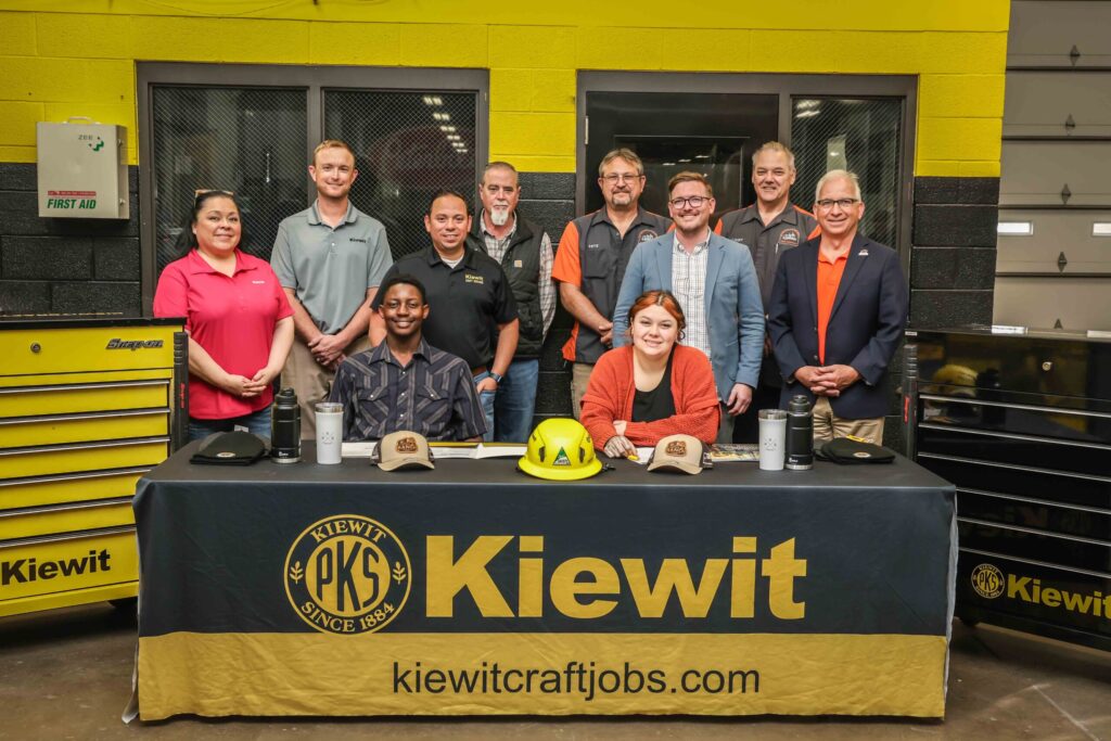 Des diplômés de l’Oklahoma State University Institute of Technology ont souligné la journée de signature en acceptant des offres d’emploi chez Kiewit, amorçant ainsi leur carrière dans les métiers de la construction.