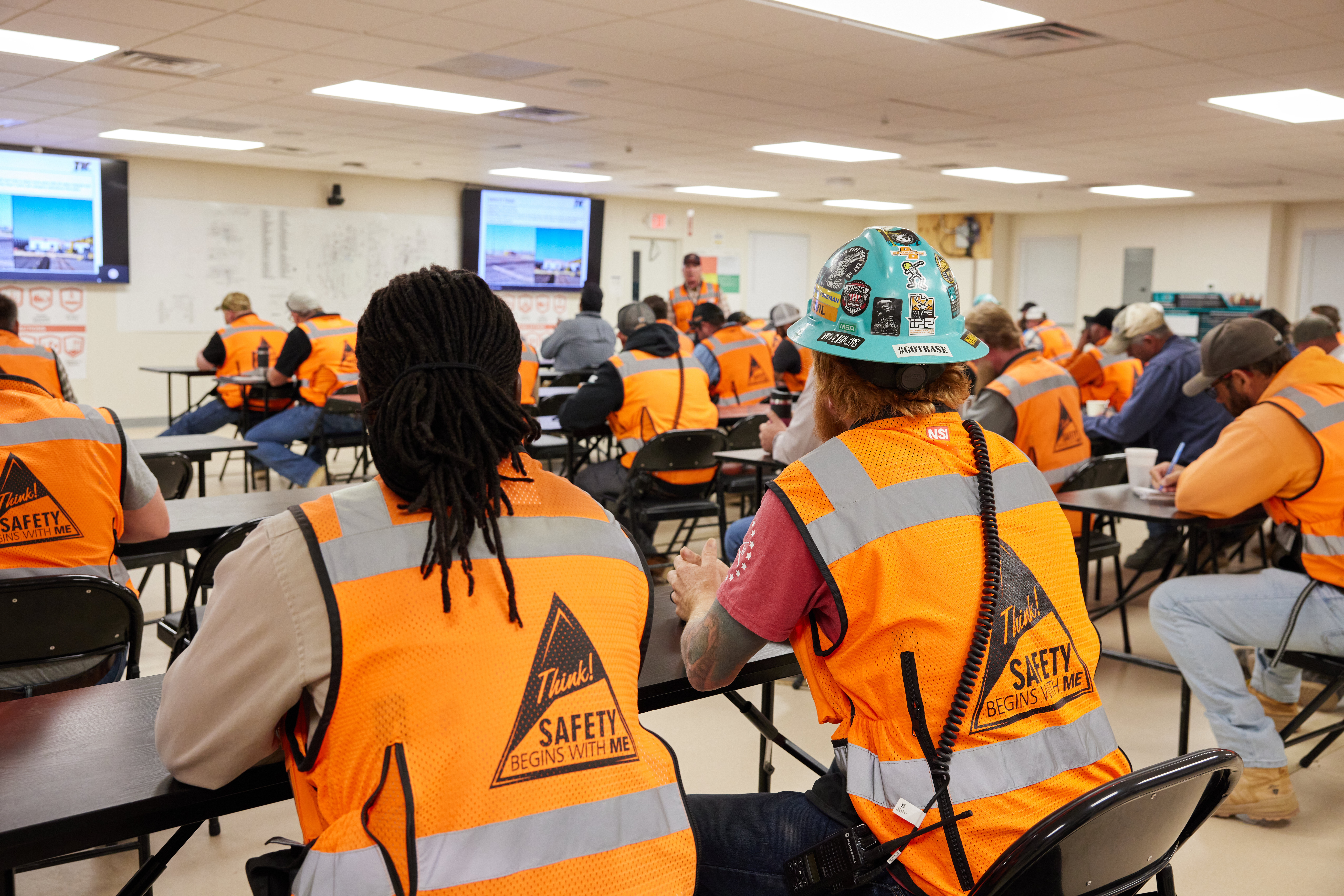  Los supervisores operativos se reúnen para la "Reunión de coordinación del día", un control de todo el proyecto para alinearse con los objetivos diarios. Para los líderes en desarrollo, es una oportunidad de ver cómo su trabajo se conecta con la operación más amplia.