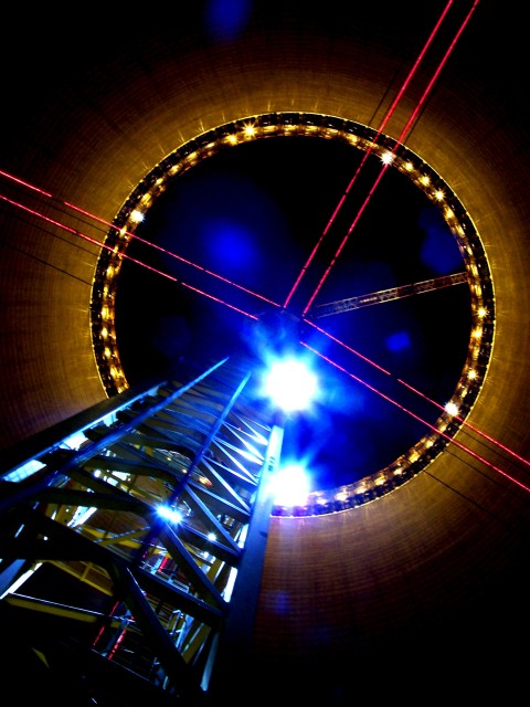 La grue LR 1300 SX a opéré à l’intérieur de la tour de refroidissement à circuit fermé de Brayton Point, à Somerset, au Massachusetts, où Kiewit a réalisé la conception, l’ingénierie, l’approvisionnement et la construction (IAC) d’une conversion de 1 575 mégawatts, faisant passer le système de refroidissement d’un cycle ouvert à un cycle fermé. Achevé en 2013, le projet comprenait également l’ajout d’un poste électrique afin d’améliorer l’efficacité et la performance environnementale de l’installation.