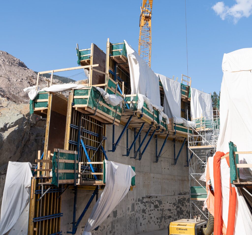 Structure crews use jump forms to construct the cast-in-place wallsthat form the barrier’s centre slot. The slot allows the river and small-scale debris to pass through while helping protect downstream communities during major debris flow events.