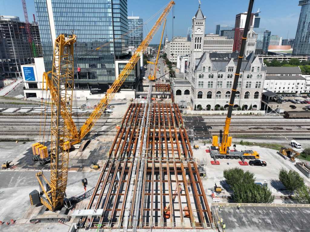 At Broadway Bridge in Nashville, mobilization required equipment to be in place, ready to work and removed within a limited window, reflecting detailed planning and precise execution.